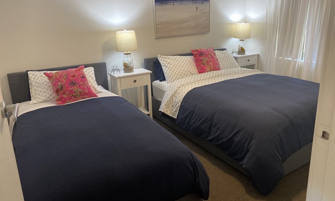 Henley Beach House | 2 mins to Henley Square, parking, wifi and outdoor area. Sleeps 7, Pet friendly
