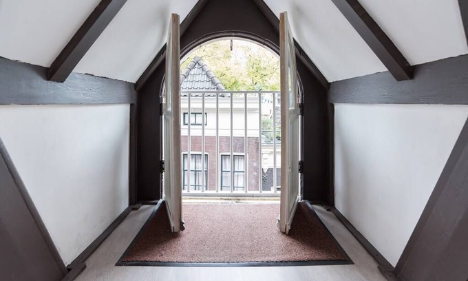 Red Light District Bed & Breakfast | (2)RedLight District Smokers Friendly Private Studio