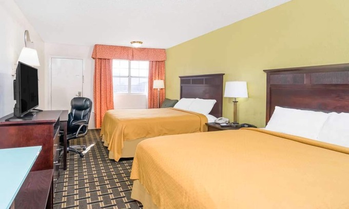 Lookout Valley Neighborhood Association Hotel | 2 Relaxing Units Near Rock City! Pets Allowed! Close to Rock City