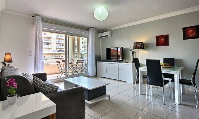Antibes Apartment | 2 rooms 45m2, superb swimming pool, direct beach access, Wifi