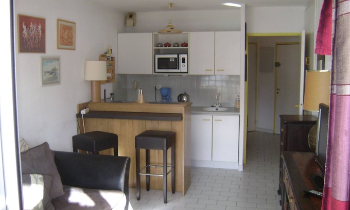 La Grande-Motte Apartment | 2 ROOMS+CABIN- SWIMMING POOL- TERRACE SOUTH- NICE VIEW ON THE LAKE, WIFI, NEAR GOLF COURSE