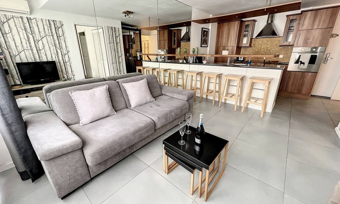 Cannes City Centre Apartment | 2 rooms corner rue d'Antibes, in absolute calm.