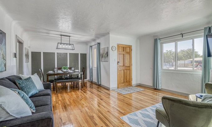 El Paso House | 2 ROOMS with KING BEDS, SOFA BED, 2 BATHROOMS, REFRIGERATION & WIFI
