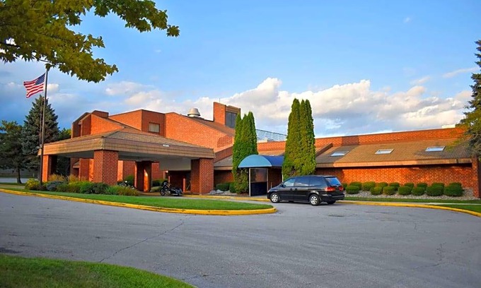 Manitowoc Hotel | 2-Star Hotel ∙ Baymont by Wyndham Manitowoc Lakefront