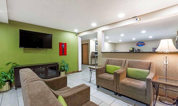 Hillview Hotel | 2-Star Hotel ∙ Baymont by Wyndham Louisville South I 65