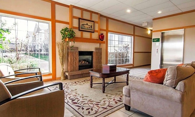 Larkspur Hotel | 2-Star Hotel ∙ Country Inn & Suites by Radisson, Bend, OR