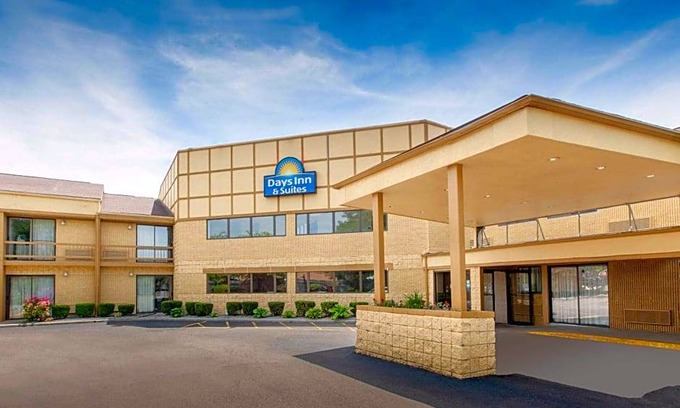 Madison Heights Hotel | 2-Star Hotel ∙ Days Inn & Suites by Wyndham Madison Heights MI