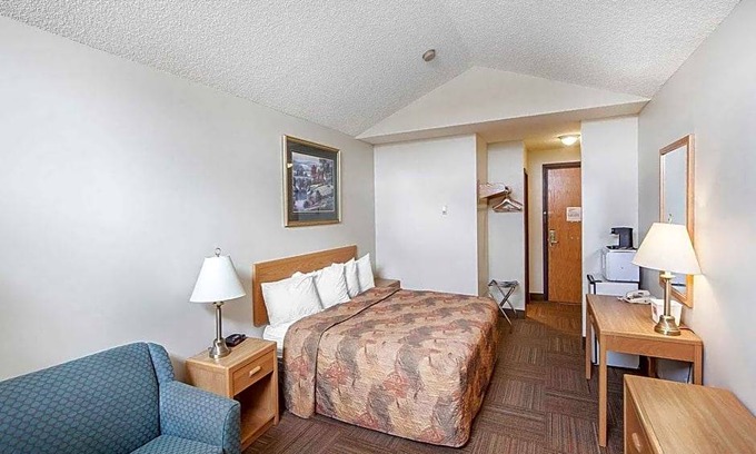 Hinton Hotel | 2-Star Hotel ∙ Econolodge Inn and Suites