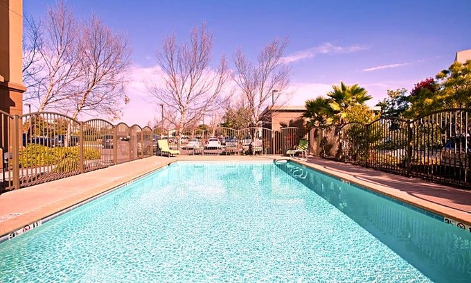 Alameda Hotel | 2-Star Hotel ∙ Hampton Inn & Suites Oakland Airport-Alameda