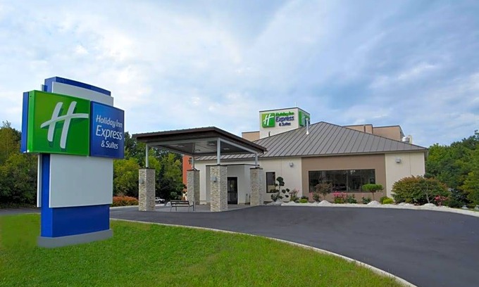 Waterville Hotel | 2-Star Hotel ∙ Holiday Inn Express & Suites Waterville - North, an IHG Hotel