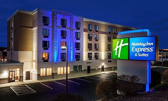 Woonsocket Hotel | 2-Star Hotel ∙ Holiday Inn Express Hotel & Suites Providence-Woonsocket, an IHG Hotel