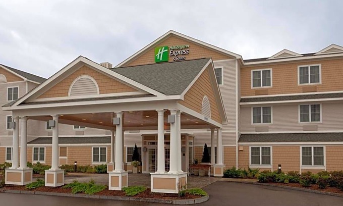 Rochester Hotel | 2-Star Hotel ∙ Holiday Inn Express Hotel & Suites Rochester, an IHG Hotel