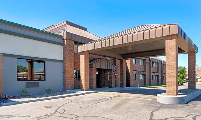 St. Cloud Hotel | 2-Star Hotel ∙ Quality Inn Saint Cloud