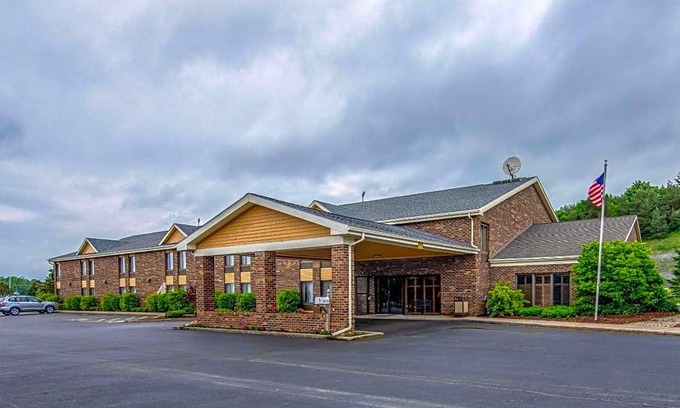 Tully Hotel | 2-Star Hotel ∙ Quality Inn Tully I-81