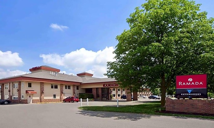 Saginaw Hotel | 2-Star Hotel ∙ Ramada by Wyndham Saginaw Hotel & Suites