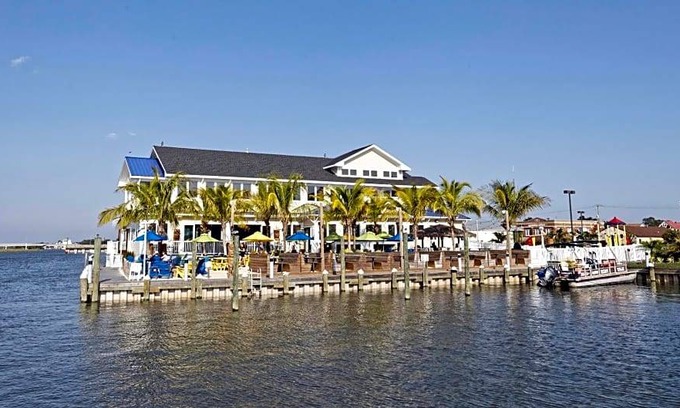 Chincoteague Hotel | 2-Star Hotel ∙ Fairfield Inn & Suites by Marriott Chincoteague Island Waterfront