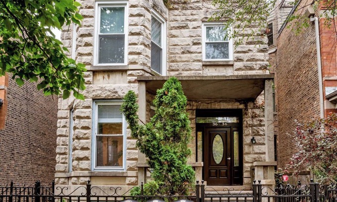 Lakeview Apartment | 2-Story 4-Bedroom Condo: 3-minute walk to Wrigley Field. King Bed