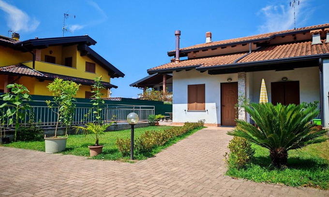 Borgo Ticino House | 2-story house and courtyard, Lake Major area