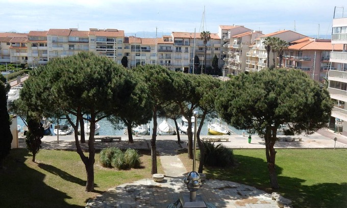 Le Port Apartment | 2* Studio Cabin with Parking, Near Beach