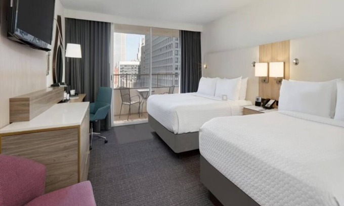 Downtown Dallas Hotel | 2 Stylish Rooms w/Elegant Décor, Downtown Dallas Location! Outdoor Pool!
