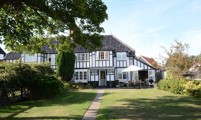 Thorpeness Cottage | 2 THE BAYS, THORPENESS, pet friendly, with a garden in Thorpeness