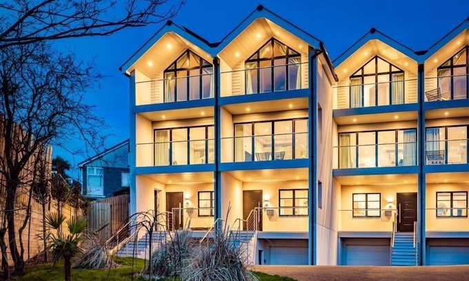 Porth House | 2 The Strand sleeps 8 guests, footsteps from Porth beach