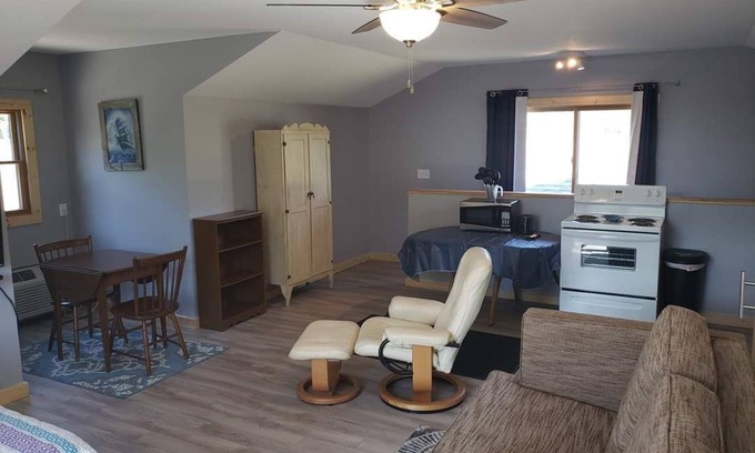 Oscoda Resort | #2 Thomas' Parkside Cottages, 2nd floor Studio w/lake Huron privaten beachfront