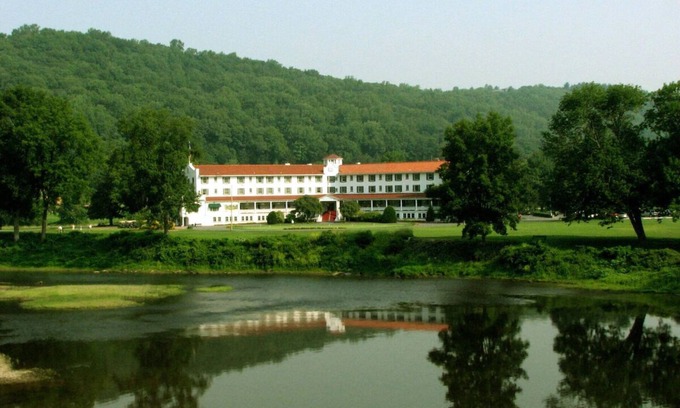 Shawnee On Delaware Hotel | 2 Units | Unwind in a Peaceful Haven | Explore the Beauty of the Poconos