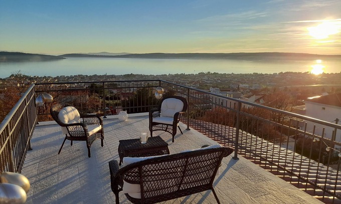 Kastel Kambelovac Condo | 2 vacation apartments with highlight roof terrace and pool.