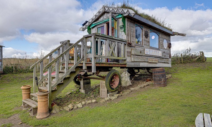 Scarborough Cabin | 2 x Double Bed, Glamping Wagon in Dalby Forest