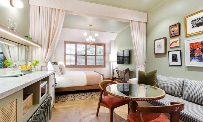 Hyde Park Hotel | 2 x The Deluxe King at Palihouse Hyde Park Village, Pets Allowed!