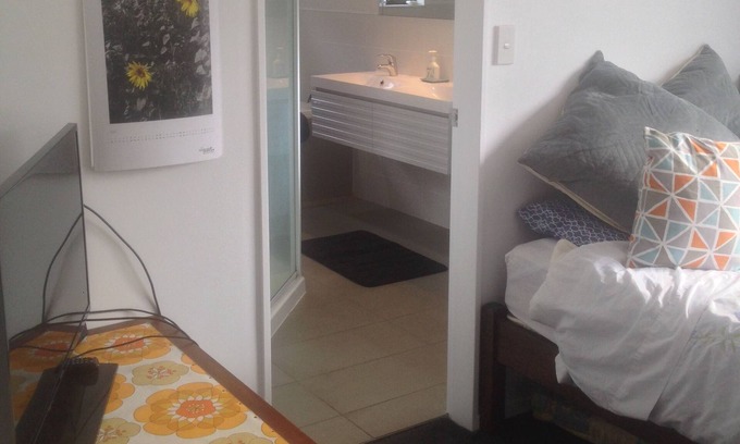 Tauranga Bed & Breakfast | 2 xDouble bedrooms in Matua, own bathroom, kitchenette. 2 sunny decks and Spa