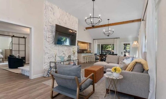 Enchanted Oaks House | 20 Guest, Lakefront Retreat, Hot Tub, Jet Ski Rental