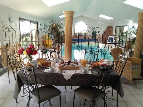 Le May-sur-Evre Bed & Breakfast | 20 m² Bed and breakfast ∙ 5 guests