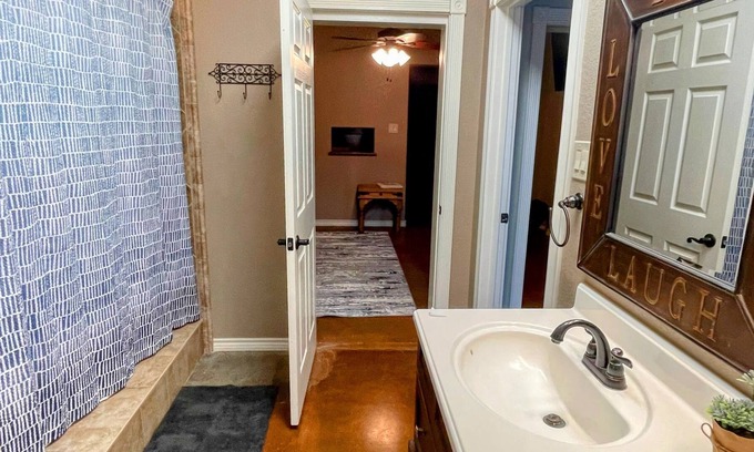 Bay City Condo | 20 min to Matagorda - Secure & Ideal for Weekenders & Business Travel