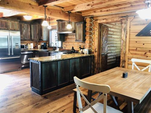 Island Park House | 20 Mins To Ynp-cabin-pet Friendly