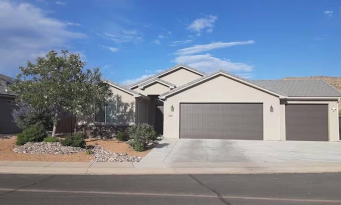 La Verkin House | 20 minute drive to Zion National Park. Located in a quiet neighborhood