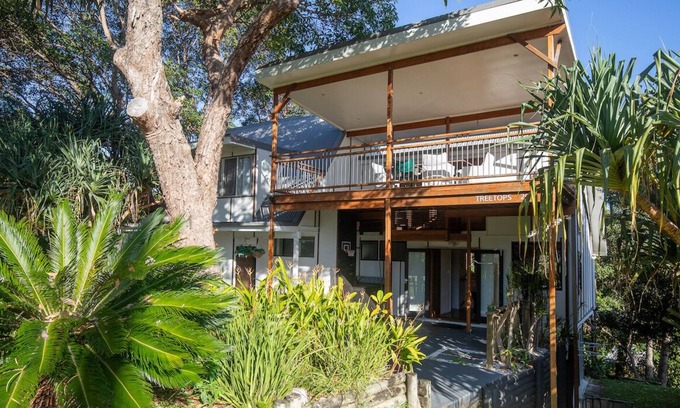 Point Lookout House | 20 Yarrong Rd is a very large house split over three levels