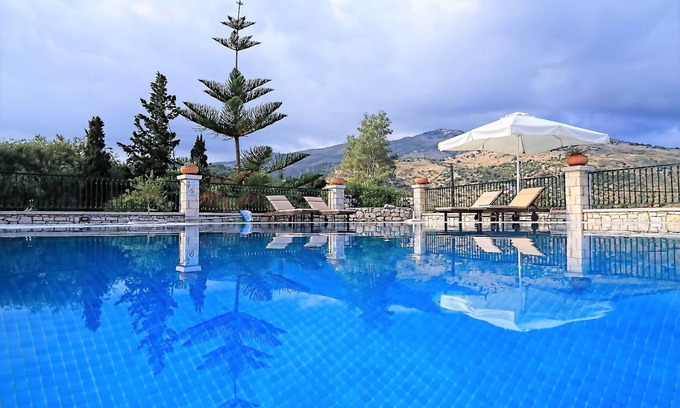 Kassiopi Villa | 200 m² Villa ∙ 4 bedrooms ∙ 8 guests