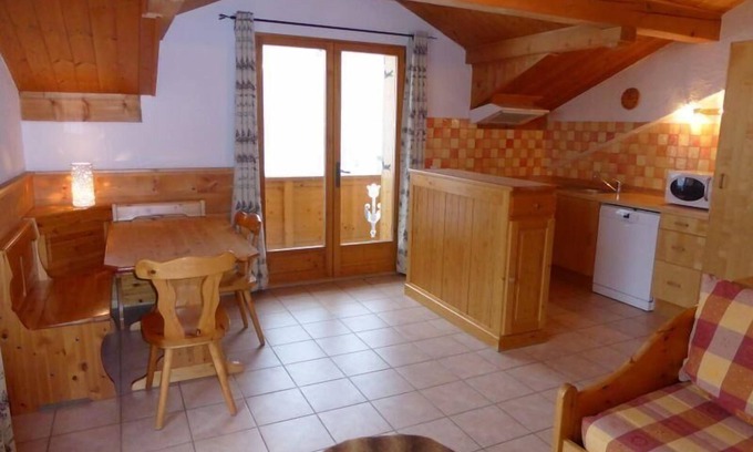 Pralognan-la-Vanoise Apartment | 200m from ski slopes, 2nd floor, tv, ski locker, 50m², Pralognan-la-Vanoise