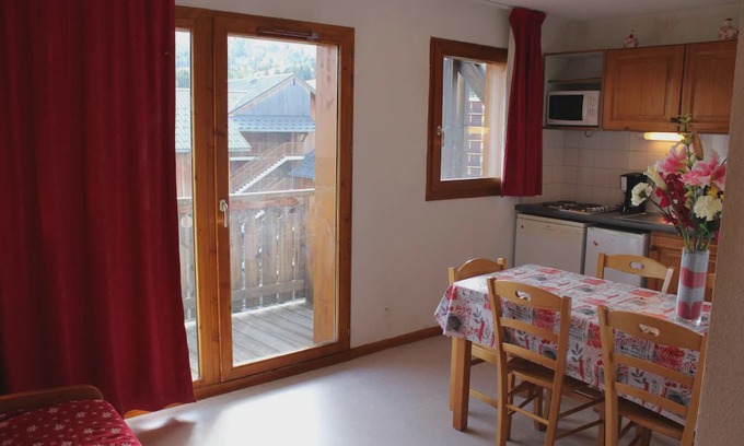 Saint-Etienne-en-Devoluy Apartment | 200m from resort center, 3rd floor, view mountain, balcony, parking, tv, ski locker, 31m²