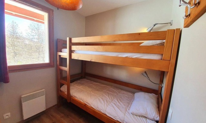 Les Claux Apartment | 200m from shops, 4th floor, swimming pool, balcony, parking, tv, ski locker, 50m², Vars