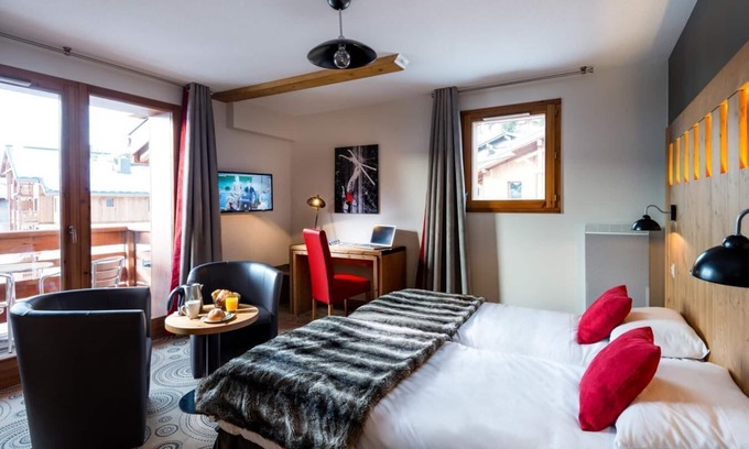 Les Saisies Apartment | 200m from ski slopes, swimming pool, sauna, hammam, terrace, balcony, tv, ski locker, 35-42m²