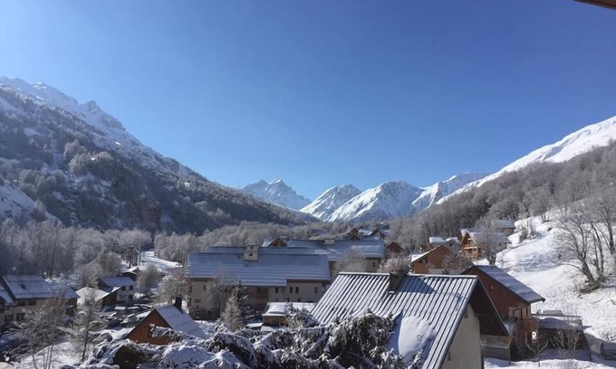 Valloire Apartment | 200m from ski slopes, 2nd floor, balcony, parking, tv, ski locker, 30m², Valloire