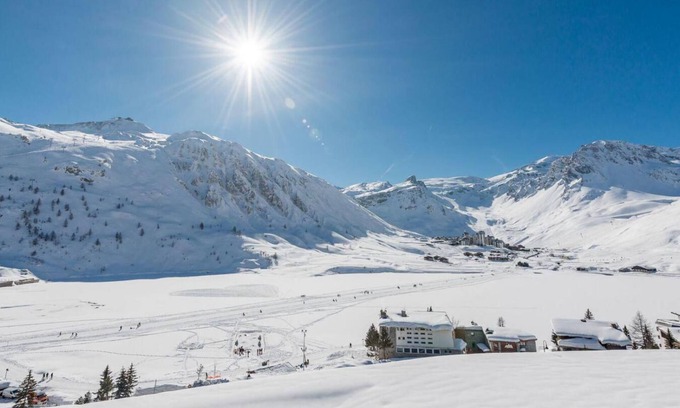Tignes le Lac Apartment | 200m from ski slopes, 5th floor, view lake, balcony, tv, ski locker, 64m², Tignes