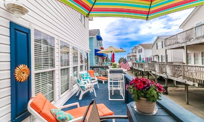 Surfside Beach House | 2025 DATES AVAILABLE WI/FI, LINENS, TOWELS, GOLF CART