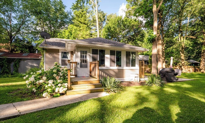 Union Pier Cottage | (2026 Open!) 3 Nt Min! Union Pier Cottage Close To Beach & Downtown!