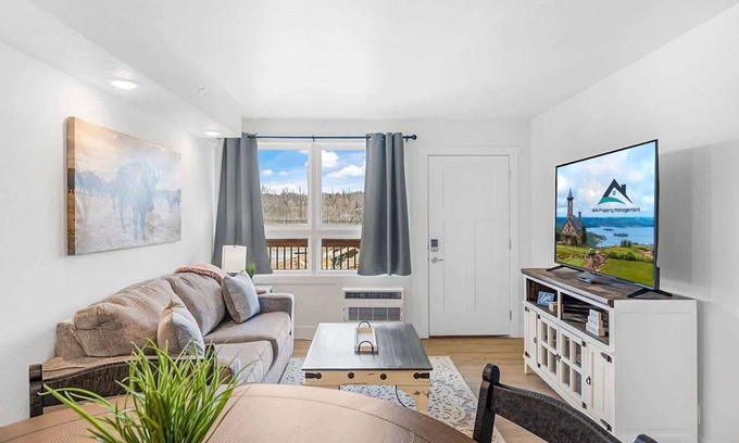 Downtown Branson Condo | 203 Walk to The Landing & Convention Center