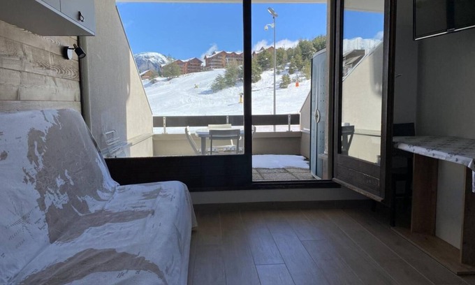 La Joue du Loup Apartment | 20m from ski slopes, 1st floor, view ski slopes, balcony, tv, ski locker, 18m², La Joue du Loup