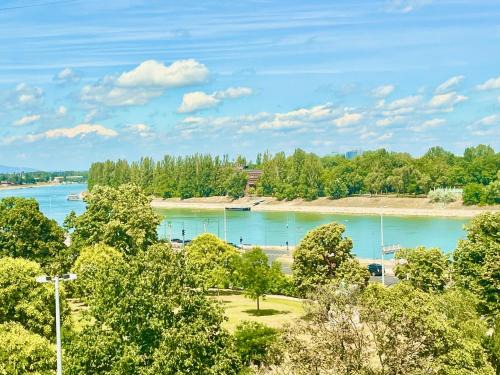 Felheviz Apartment | 20ppl Central LUX Danube 180 degree View, AC in 7BR 5BA